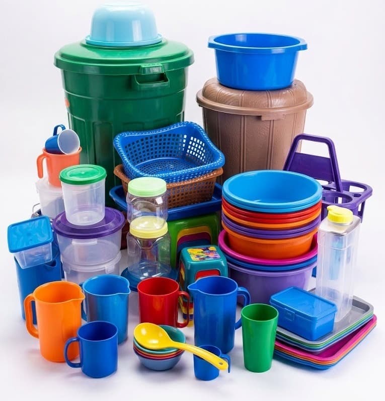 Plastic dustbins, storage containers, jugs, mugs, basins and trays display